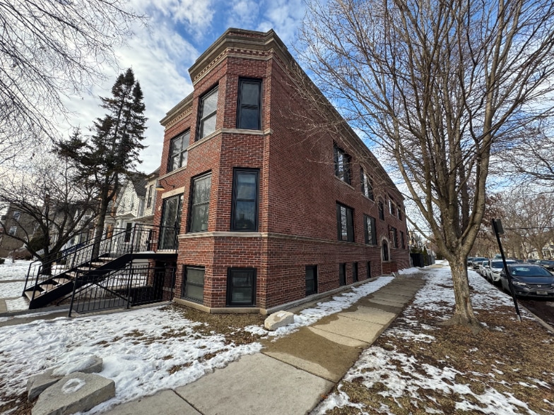 Building Photo - 3534 W Wrightwood Ave