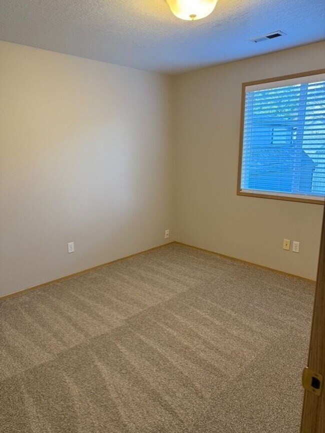 Building Photo - 1091000