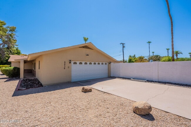 Building Photo - 6839 E Montecito Ave