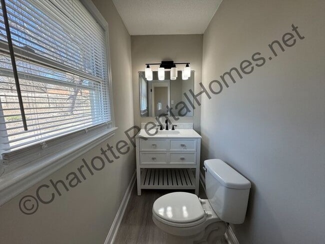 Building Photo - Fully updated 3 bedroom, 2.5 bath home in Monroe!