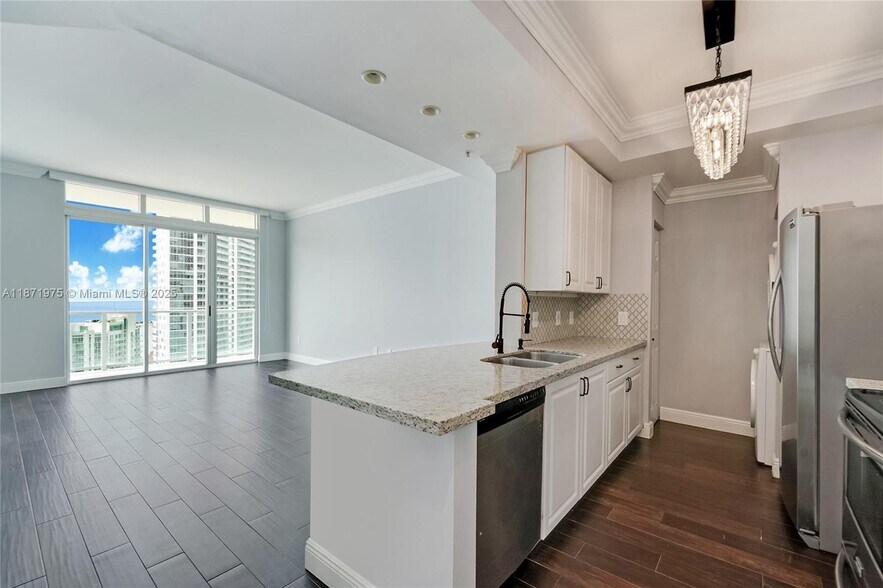 Building Photo - 1155 Brickell Bay Dr