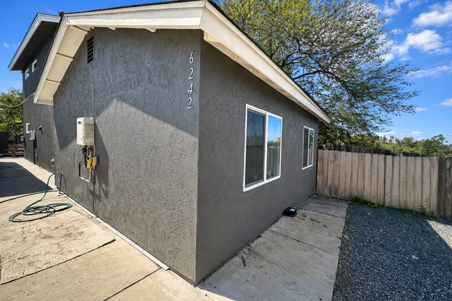 Building Photo - 2 bed 1 Bath on Adobe (Lease out, pending signatures. Check back in a few days!)