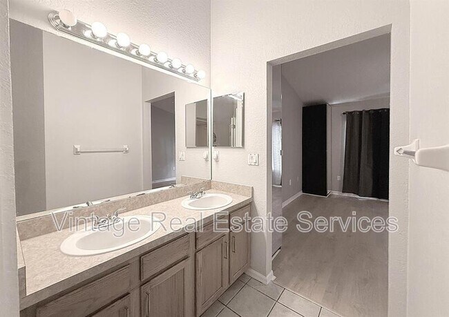 Building Photo - 1719 Hammocks Ave