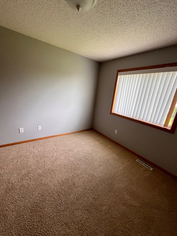 Building Photo - 54 Meadowlark Dr