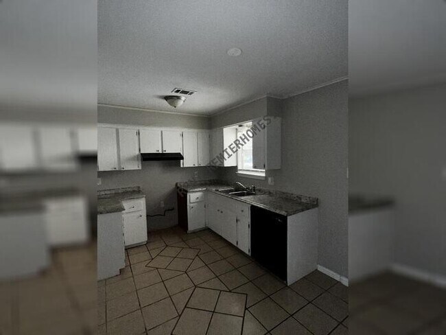 Building Photo - 404 Live Oak Dr