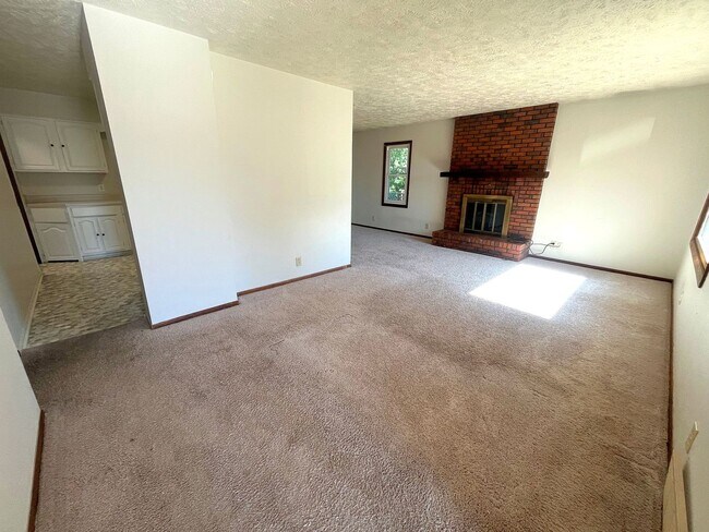 Building Photo - Adorable Brick Raised Ranch