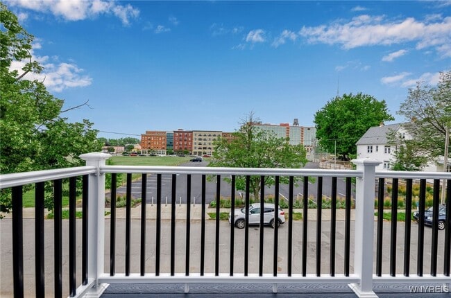 Building Photo - 140 Seymour St