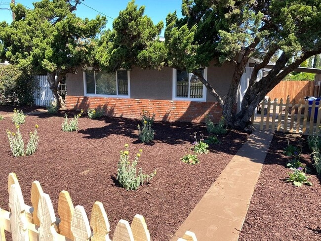 Building Photo - 3 Bedroom 1 Full Bath Remodeled Twin-Home