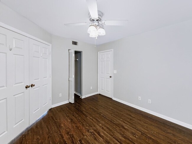 Building Photo - ** COACH HOMES @ BERKSHIRE LAKES ** 2 BED / 2 BATH - 1ST FLOOR CONDO - GARAGE - ANNUAL RENTAL