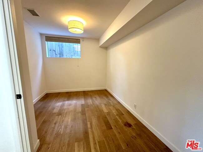 Building Photo - 833 Maltman Ave