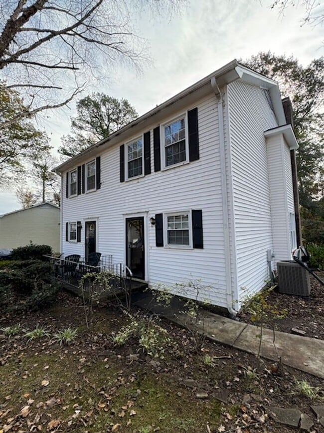 Building Photo - Great Location ! This 2 bedrooms, 1.5 bath townhome is conveniently located in Greer close to sho...