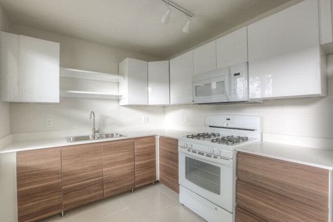 Building Photo - 218 E 14th St