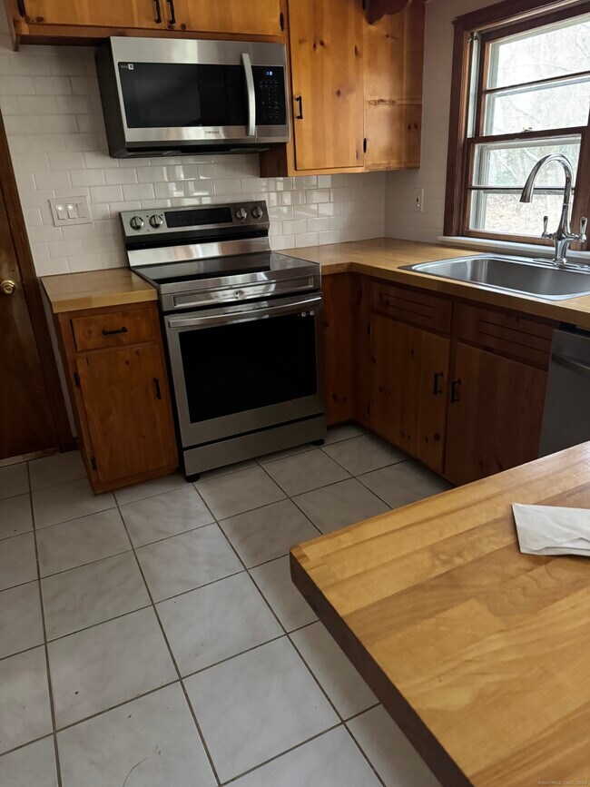 Building Photo - 85 Mountain Rd