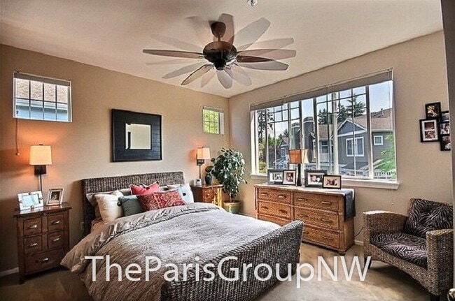 Building Photo - Gorgeous Renton Highlands Condo * Attached Garage *