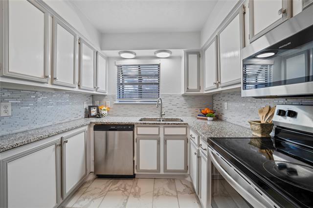 Building Photo - 9910 Royal Ln