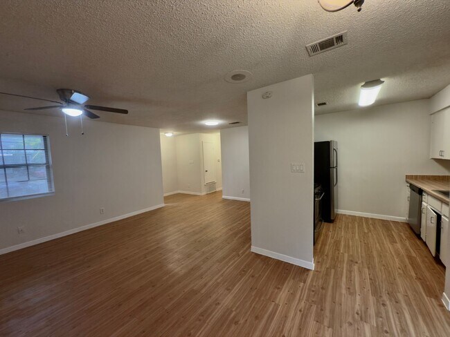 Building Photo - Duplex Blocks from Downtown and Town Lake