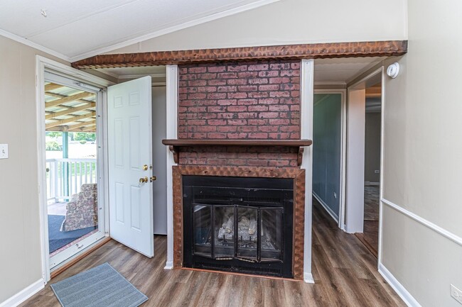 Building Photo - 2 BR, 1 BA W/ FENCED-IN YARD, COVERED FRON...