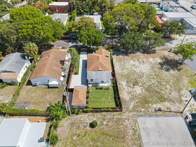 Building Photo - 517 55th St