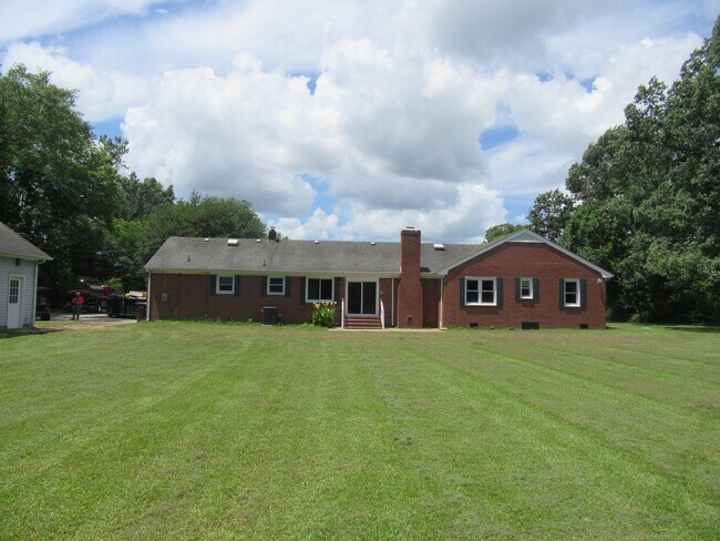 Building Photo - Beautiful Home with a Country Setting