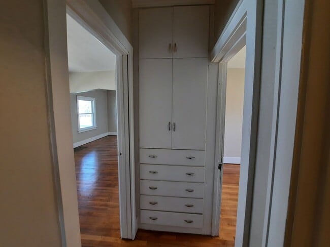 Building Photo - Pet Friendly Home with Fenced Back Yard and Hardwood Floors!