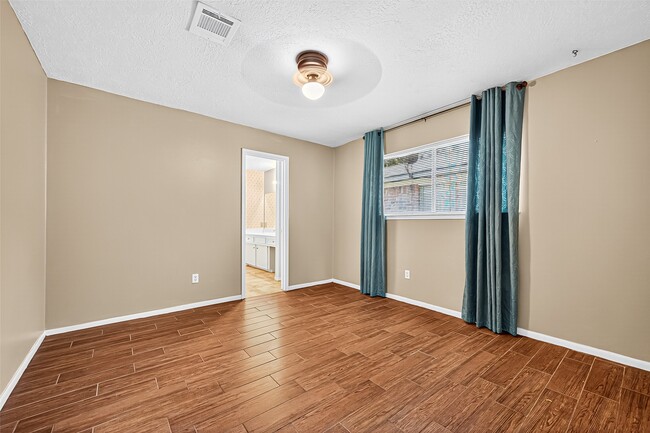 Building Photo - 802 Cascade Creek Dr