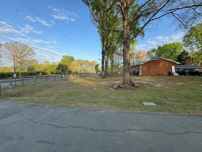 Building Photo - Great One Bedroom in Matthews