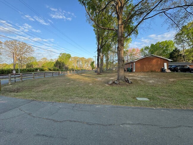 Building Photo - Updated One Bedroom Apartment in Matthews