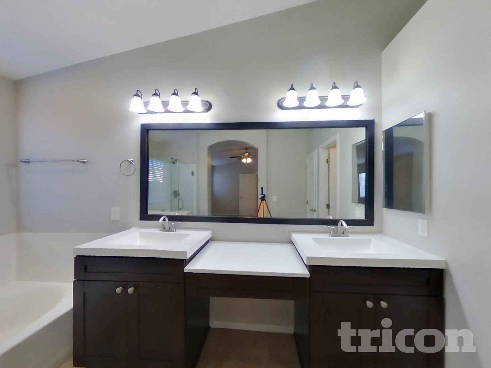 Building Photo - 525 N Val Vista Dr