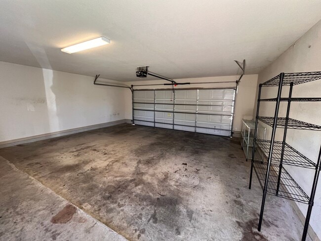 Building Photo - 4Bed/2Bath House w/ detached 2 car garage