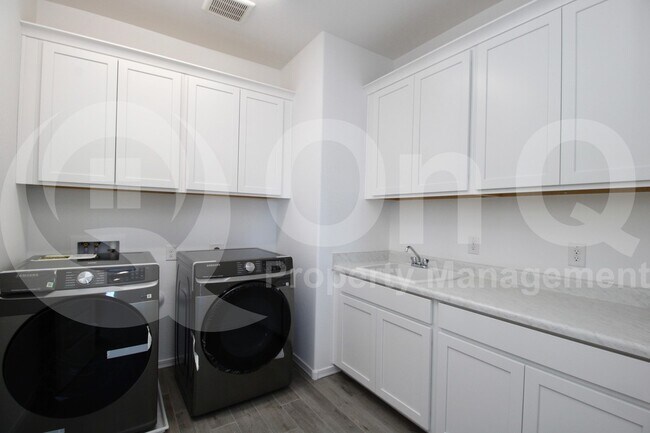 Building Photo - 19031 E Braeburn Ln
