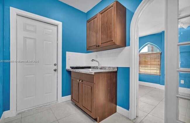 Primary Photo - 613 Sharar Ave