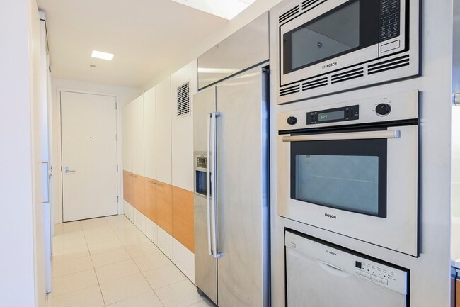 Building Photo - Studio with incredible views of the Strip!