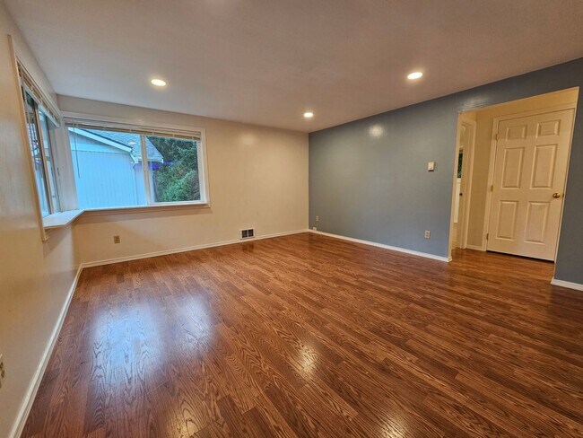 Building Photo - Charming 2 Bedroom 1 Bath Apt near Downtow...