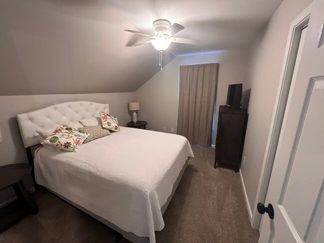 Building Photo - 828 N Maple St