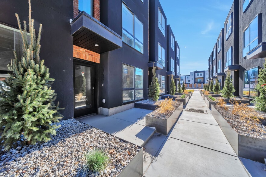 Building Photo - 884 E Rowley Dr