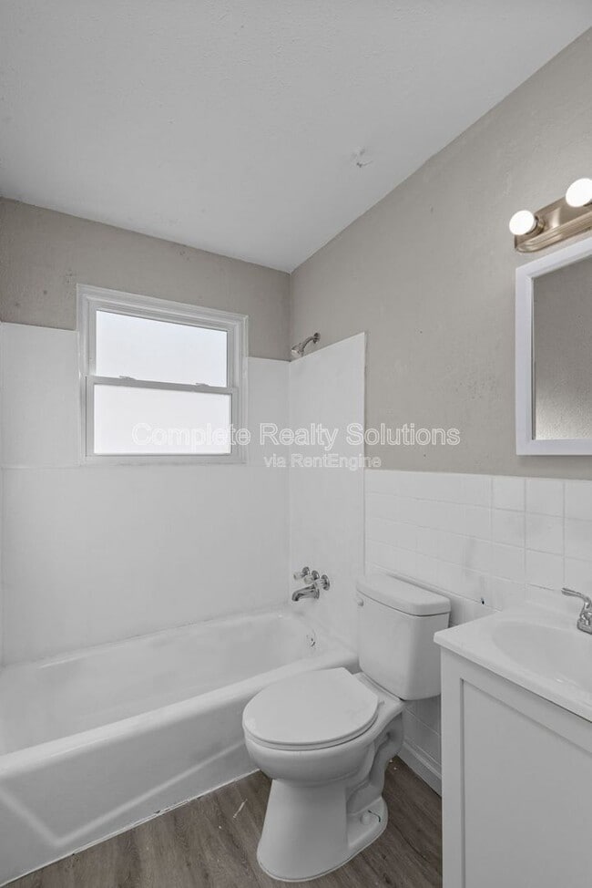 Building Photo - 10432 Royal Dr