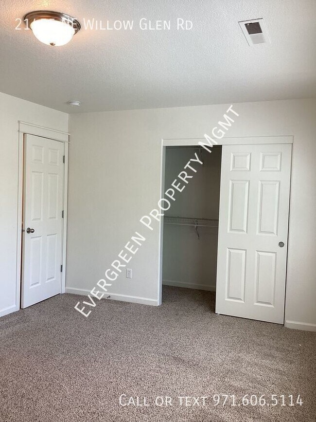 Building Photo - Beautifully remodeled 3-bedroom, 2.5-bathr...