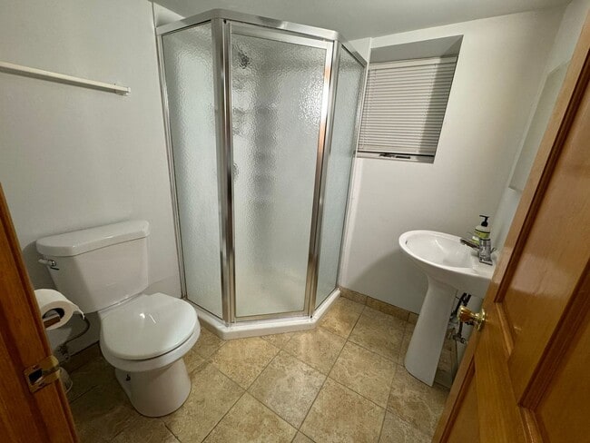 Building Photo - 923 W Fletcher St