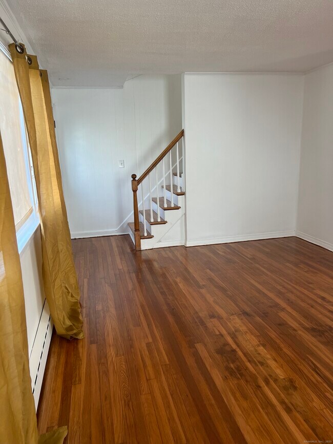 Building Photo - 565 Hart St