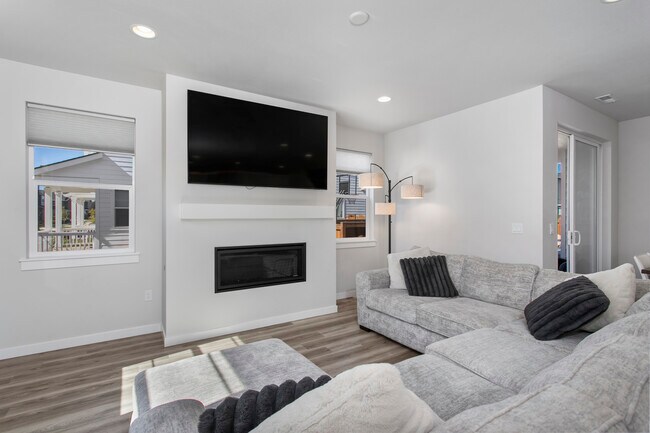 Building Photo - 6533 Lupine Ln