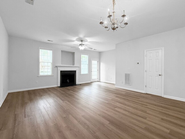 Building Photo - $400 Off Rent!!!! Beautiful Townhome, Fenc...