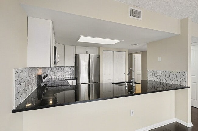 Building Photo - 1011 Clearmont St NE