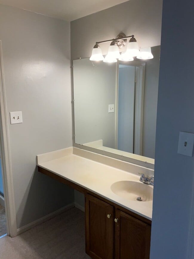 Building Photo - Very clean and well maintained 3BR 2.5BA single family home with large rear deck and 1 car garage