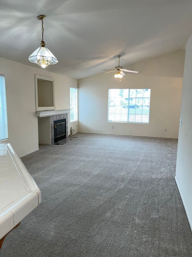 Building Photo - 3 Bed| 2 Bath | 1215 SF | Private Driveway + Garage | Single Story| Tenant pays $175 monthly for ...