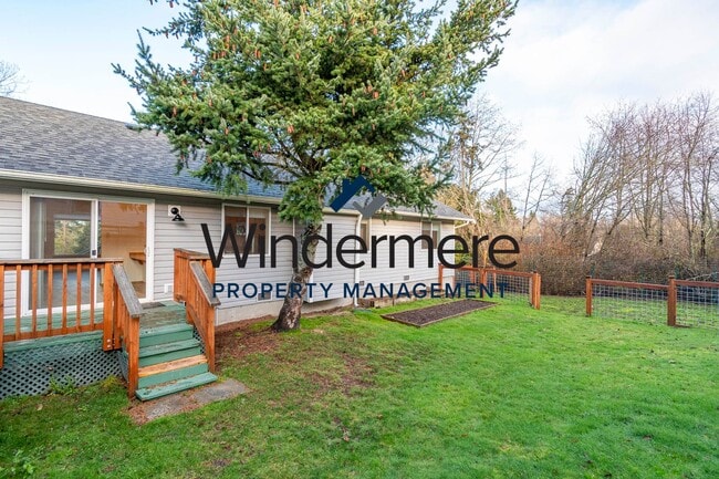 Building Photo - Single-Level 3 Bedroom Home with Fenced Yard