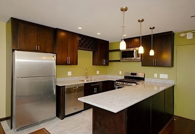 Building Photo - 33 Pond Ave