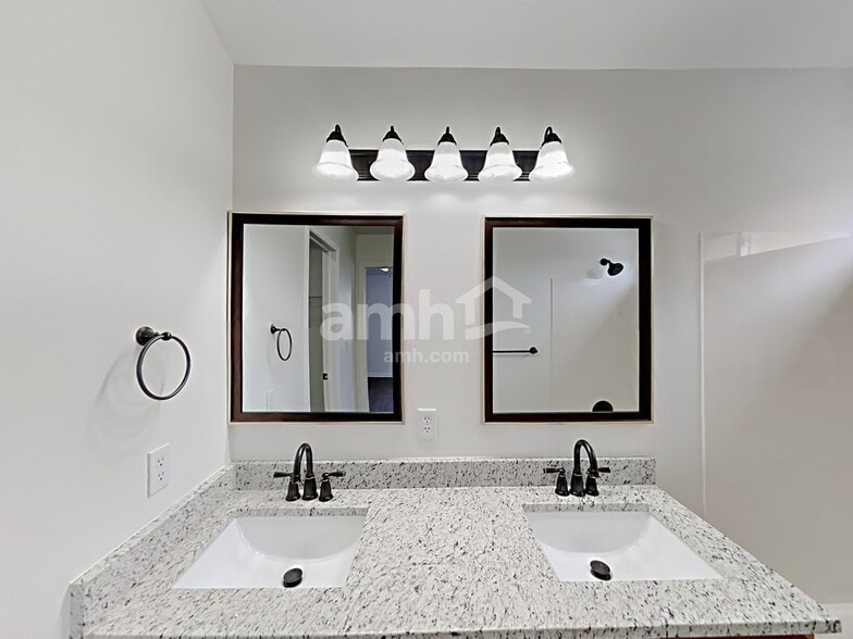 Building Photo - 7506 Addison Ave