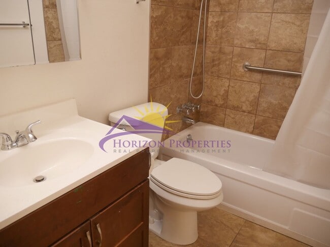 Building Photo - Open 2 Bed 1 Bath 897 Sq. Ft. Sacramento C...