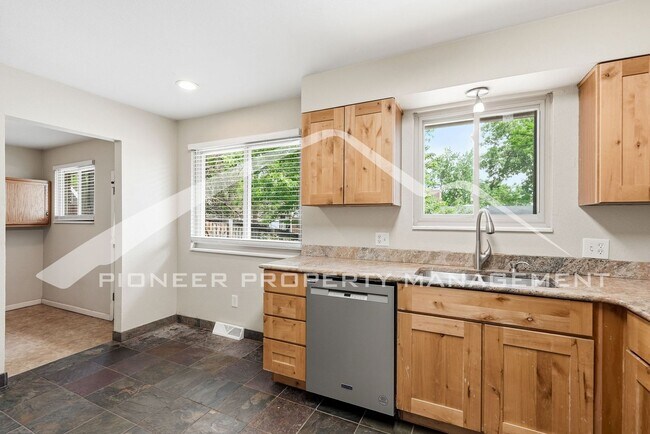 Building Photo - Spacious Duplex with Central AC and Washer/Dryer
