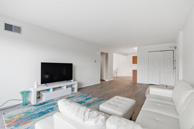 Building Photo - 1235 S Maple Rd